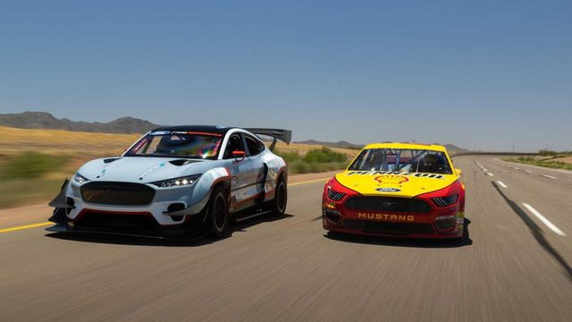 7 двигунів і дрифт-режим: представлено гоночний Ford Mustang Mach-E - фото 416853
