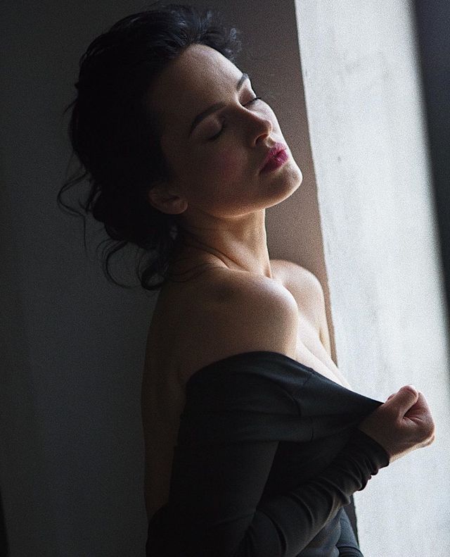 Даша Астаф'єва завела фанатів апетитними вигинами у спокусливому платті - фото 416924