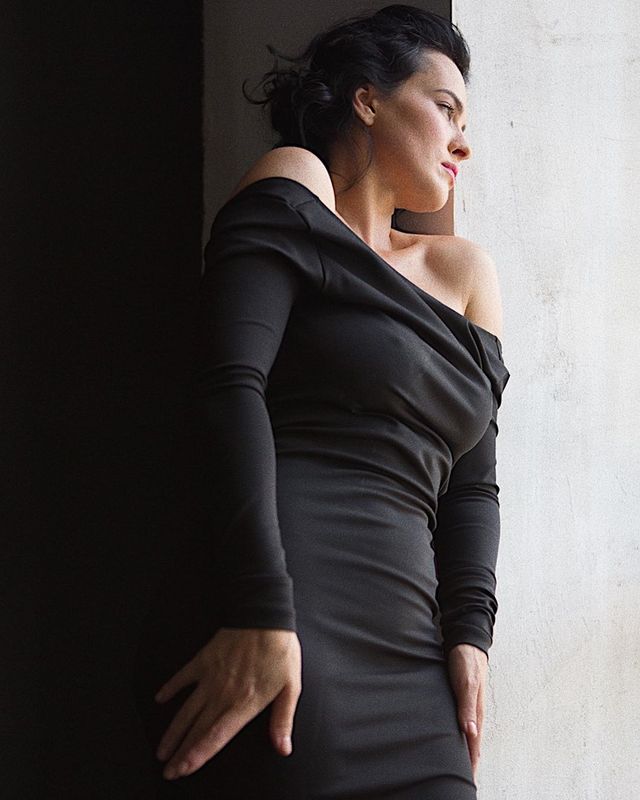 Даша Астаф'єва завела фанатів апетитними вигинами у спокусливому платті - фото 416925