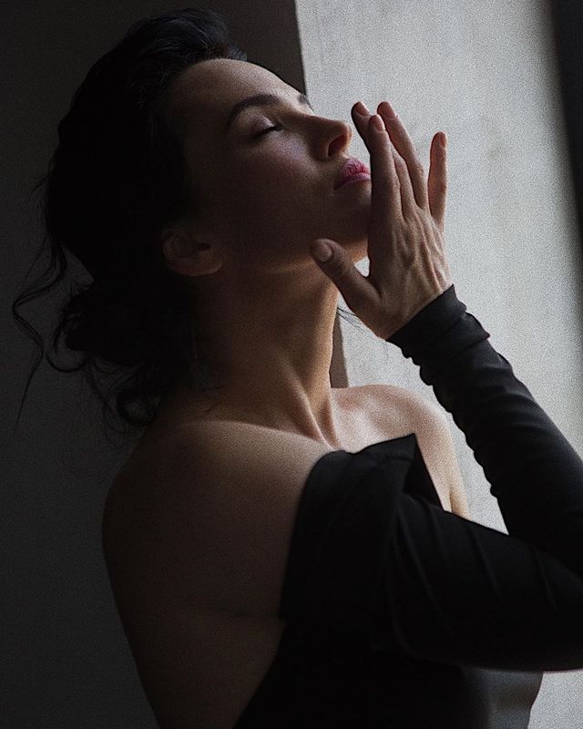 Даша Астаф'єва завела фанатів апетитними вигинами у спокусливому платті - фото 416926