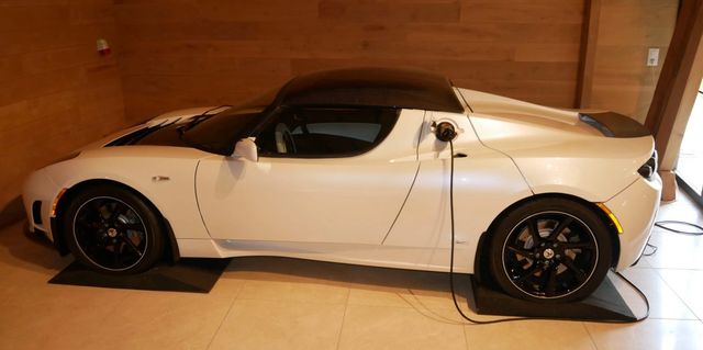 Tesla за 1,5 мільйона доларів: електромобіль першого покоління виставили на продаж - фото 416967