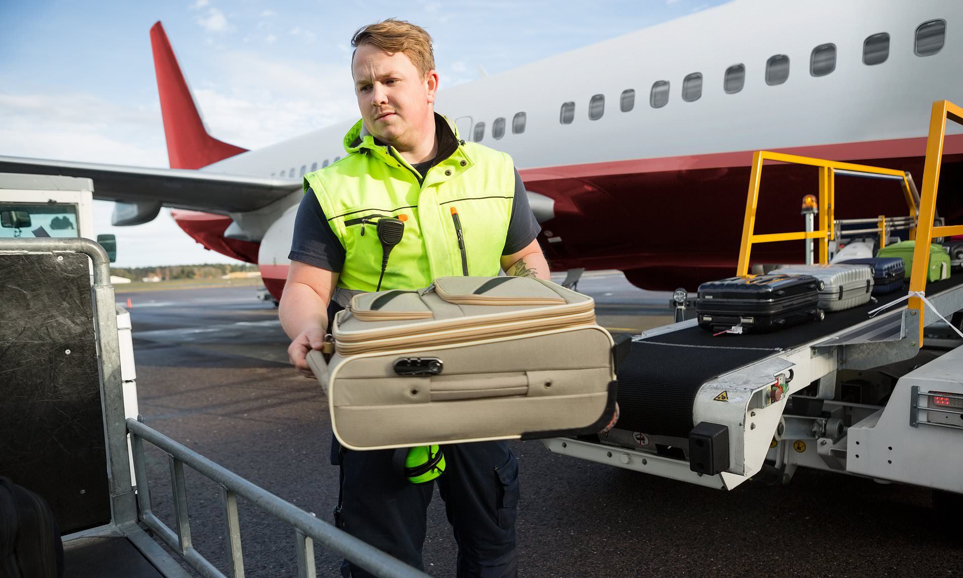 Вантажник аеропорту назвав непотрібну деталь у кожній валізі - фото 1