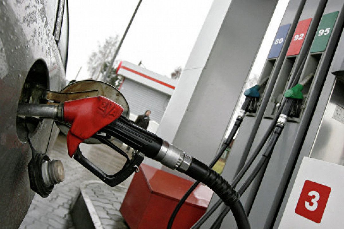 Американець намагався заправити Tesla Model 3  бензином: епічне відео