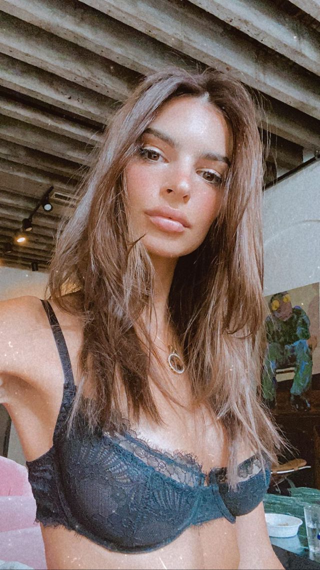 Емілі Ратажковскі знову змінила стиль і показала розкішні форми (фото) - фото 417266