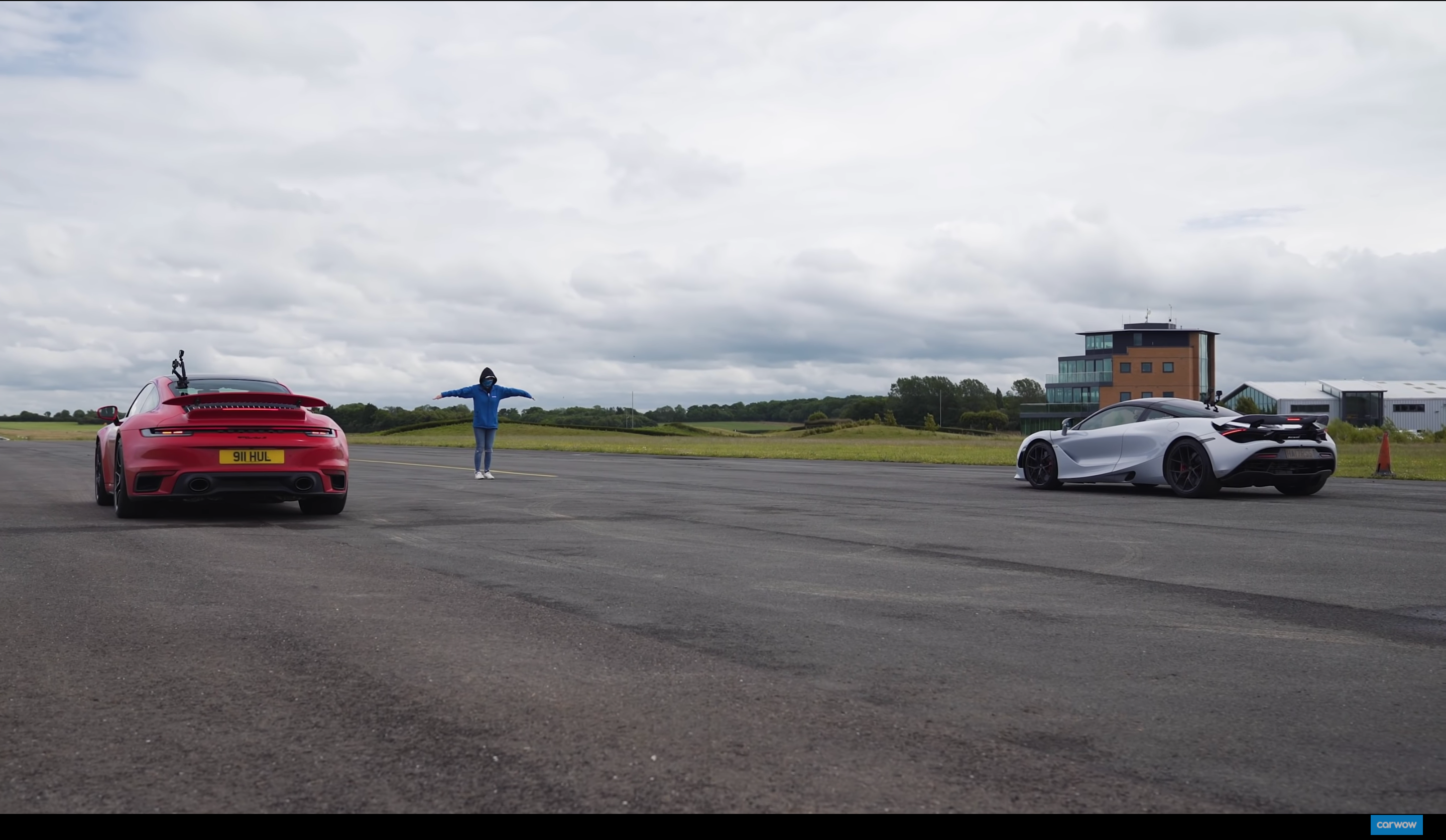 Помірялись конячками: Porsche 911 Turbo S і McLaren 720S порівняли у дрег-заїзді