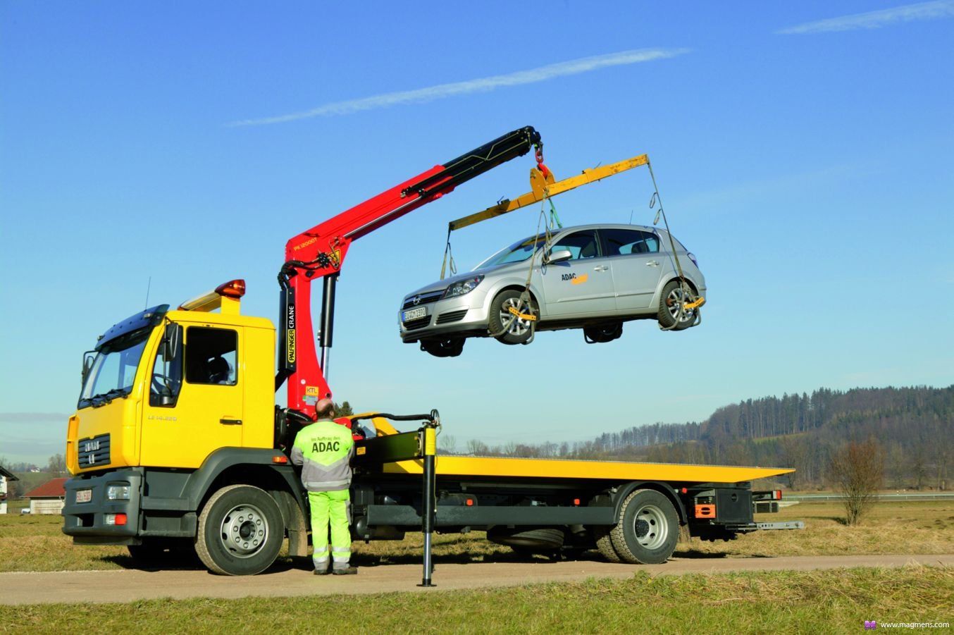 У Києві помітили евакуатор сумою на 800 тисяч доларів: розкішне відео - фото 1