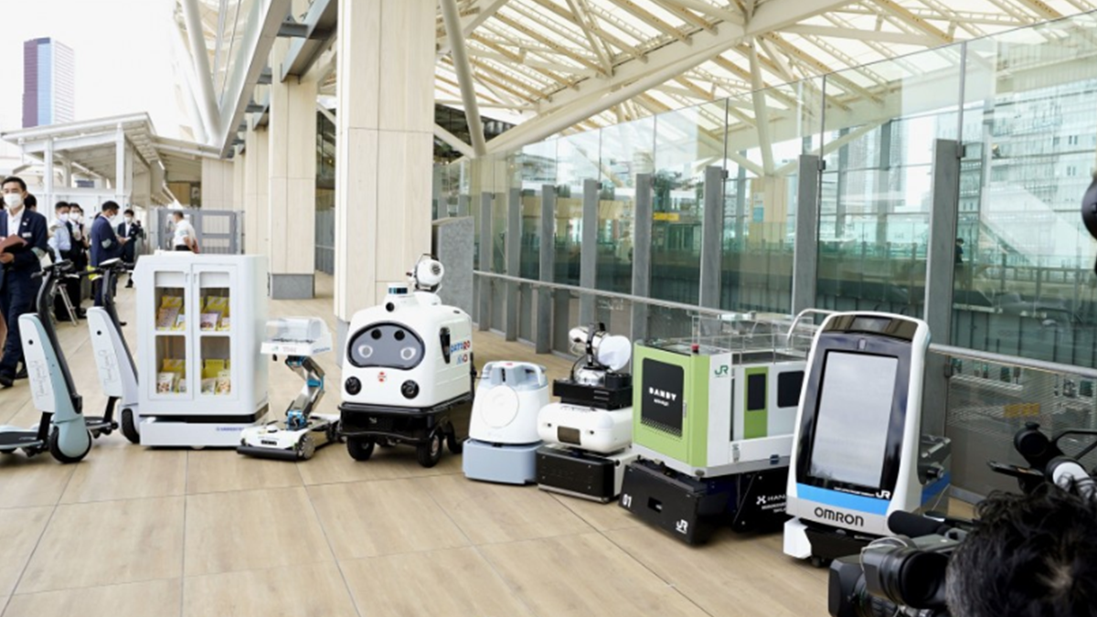 У Японії створили роботів, які дезінфікуватимуть вокзали: відео