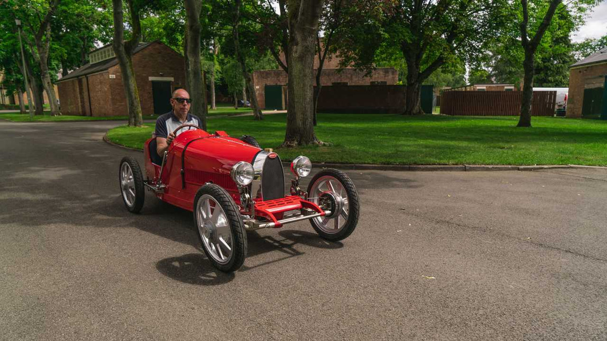 У "дитячому" Bugatti може їздити і дорослий водій - фото 1