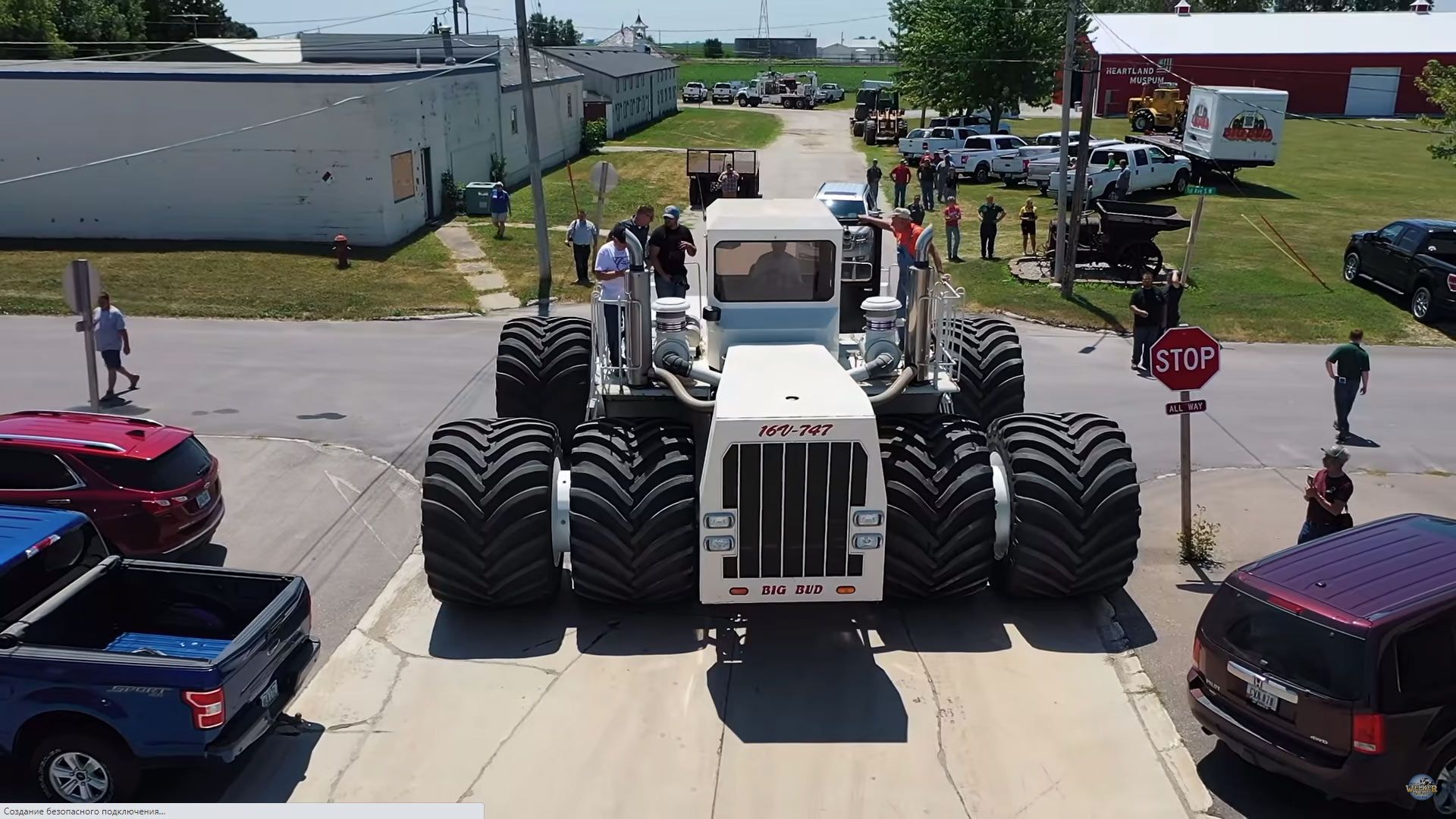 Дивіться, як міняють колеса на найбільшому у світі тракторі: відео