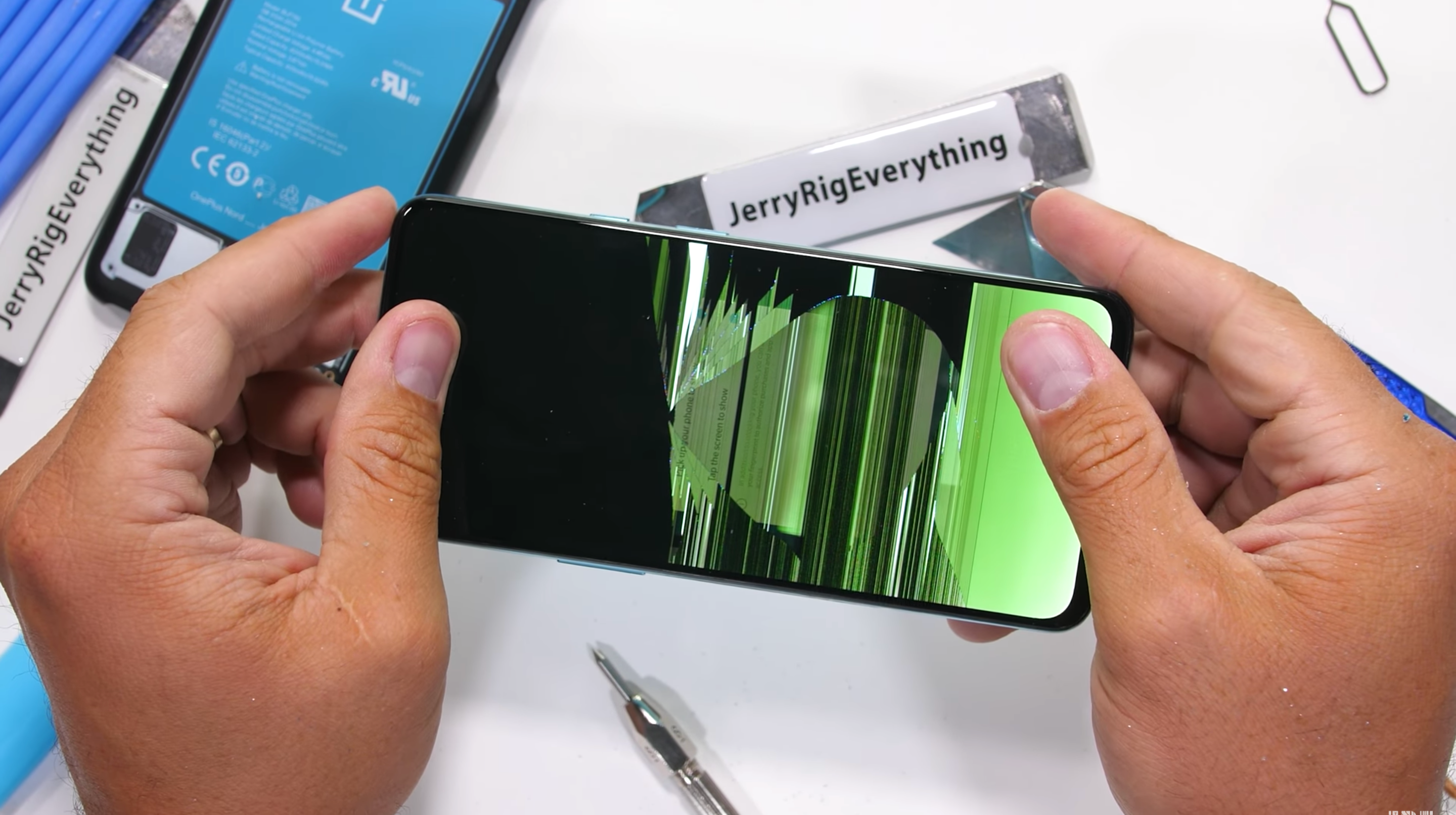 Повний провал: блогер голіруч зламав новий OnePlus Nord