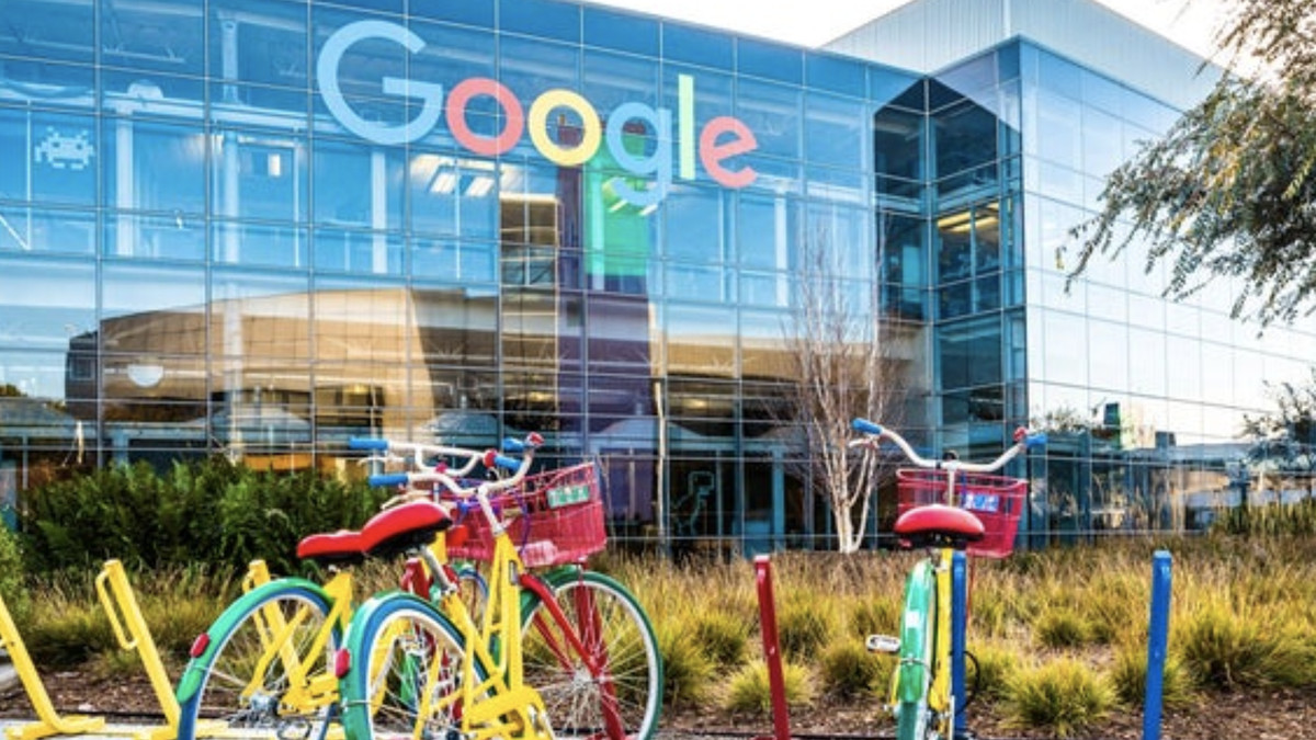 Працівники Google ще рік не ходитимуть в офіс - фото 1
