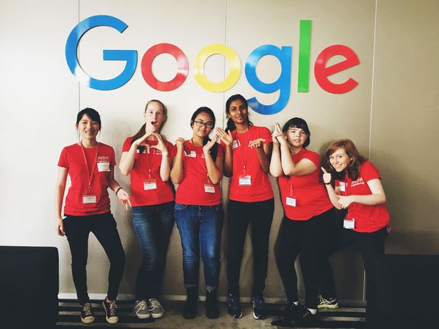 Працівники Google ще рік не ходитимуть в офіс - фото 417872