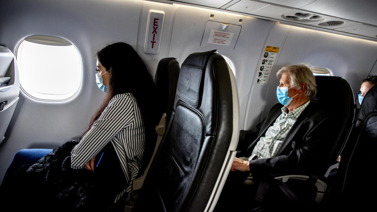 Названо головний спосіб захисту від хвороб на борту літака - фото 1