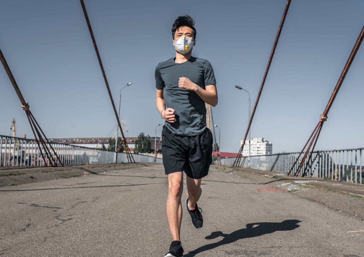 Експерти розповіли про негативні наслідки носіння масок на обличчі: що з ними не так?