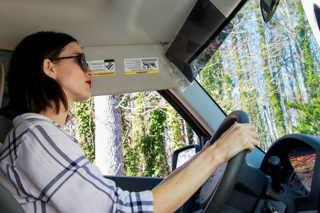 Винахідники придумали для водіїв простий спосіб уберегтися від сонячних променів - фото 417983