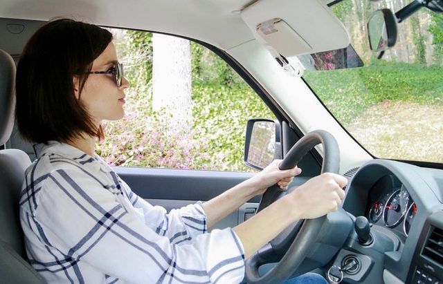 Винахідники придумали для водіїв простий спосіб уберегтися від сонячних променів - фото 417984