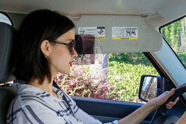 Винахідники придумали для водіїв простий спосіб уберегтися від сонячних променів - фото 417986