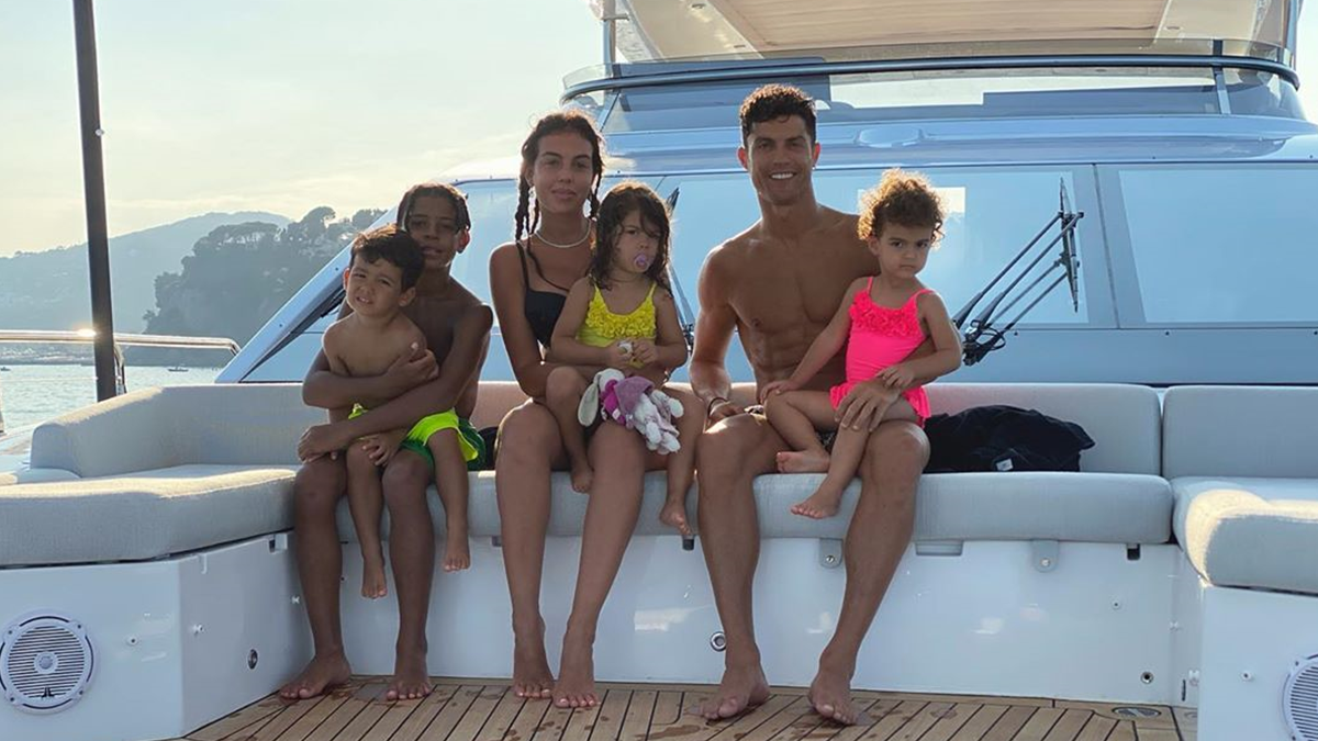 Фанати Кріштіану Роналду атакували яхту футболіста: відео