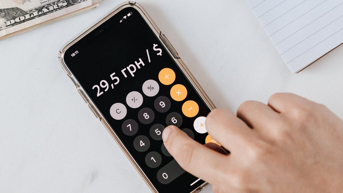 Яким буде курс долара та мінімальна зарплата в Україні в 2021 році: прогноз уряду