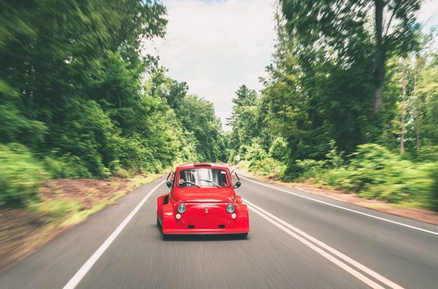 Не така вже й крихітка: на торги виставили тюнінгований Fiat 500 1971 року - фото 418322