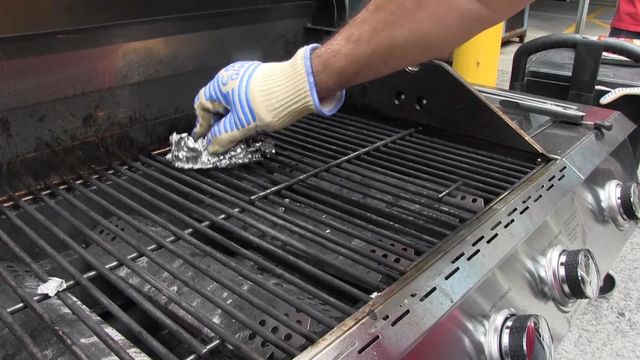 Використайте фольгу для очищення гарячого гриля - фото 418343