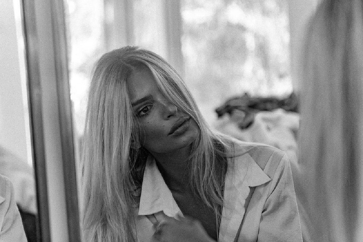 Зваблива Емілі Ратажковскі показала форми у всій красі