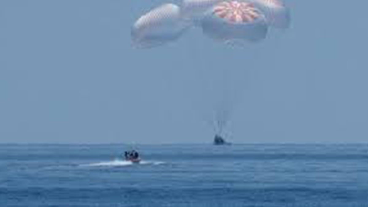 Космічний корабель Crew Dragon успішно повернувся на Землю: відео