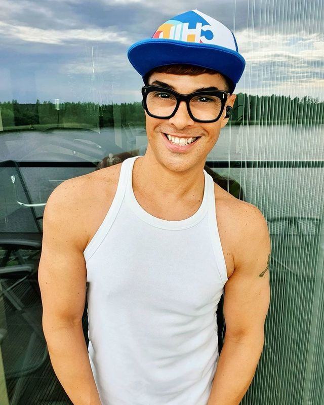 Вічно юний 53-річний чоловік розкрив свій секрет: шокуючі фото - фото 418849