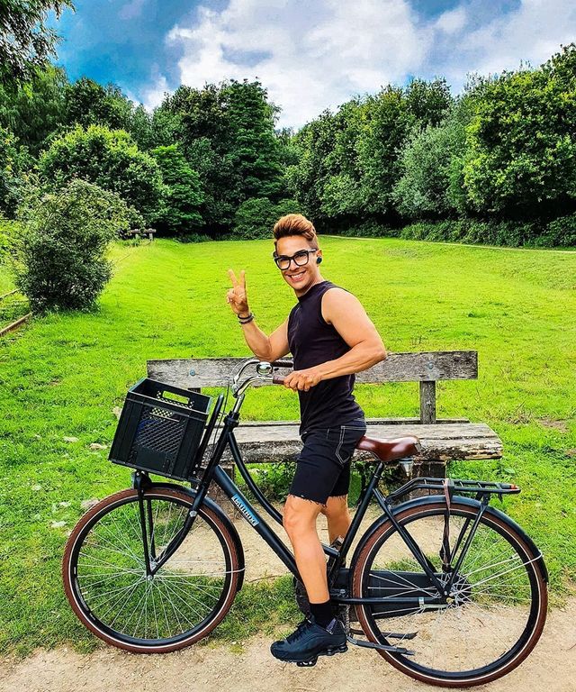 Вічно юний 53-річний чоловік розкрив свій секрет: шокуючі фото - фото 418851