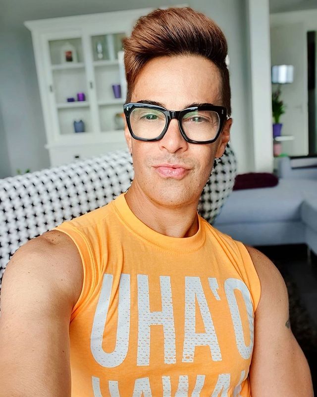 Вічно юний 53-річний чоловік розкрив свій секрет: шокуючі фото - фото 418852