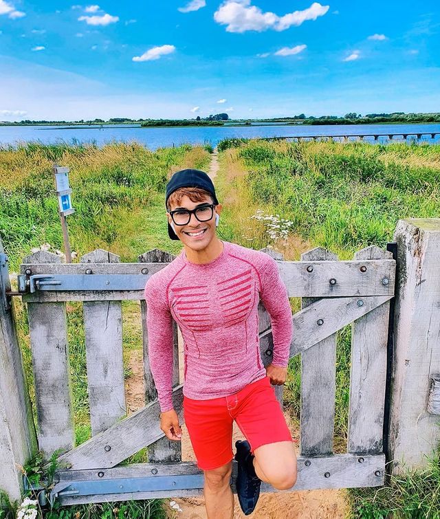 Вічно юний 53-річний чоловік розкрив свій секрет: шокуючі фото - фото 418853