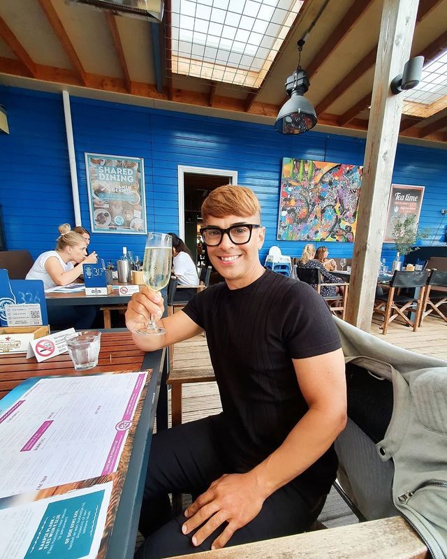 Вічно юний 53-річний чоловік розкрив свій секрет: шокуючі фото - фото 418854