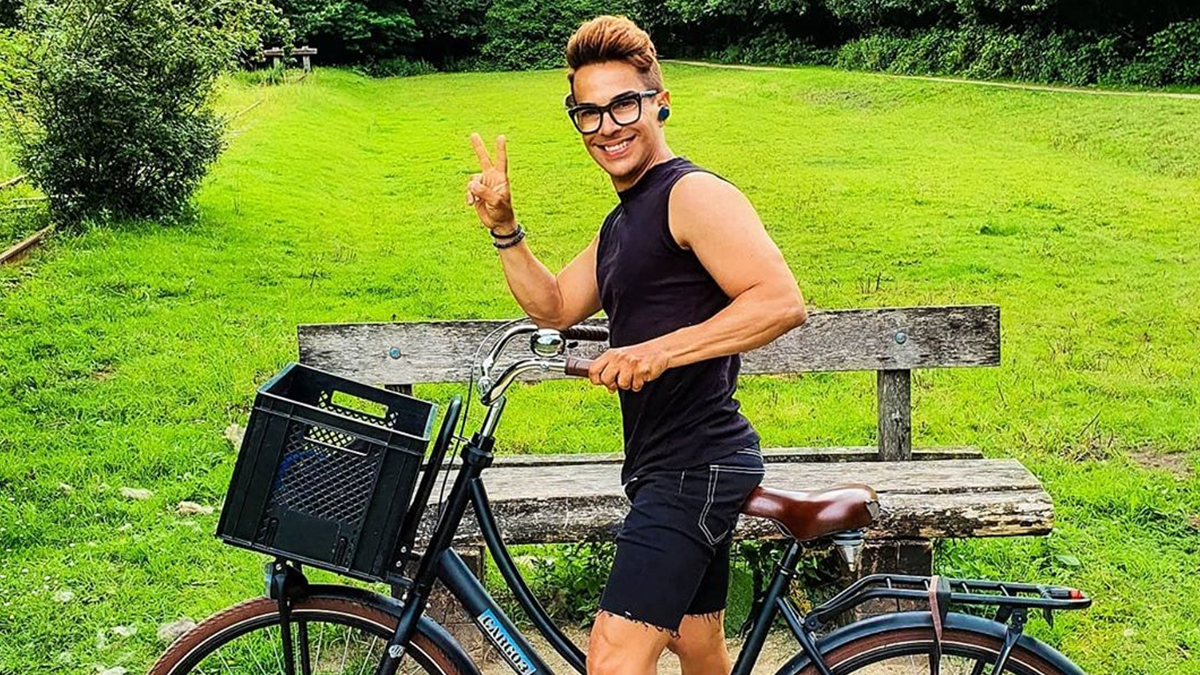 Вічно юний 53-річний чоловік розкрив свій секрет: шокуючі фото