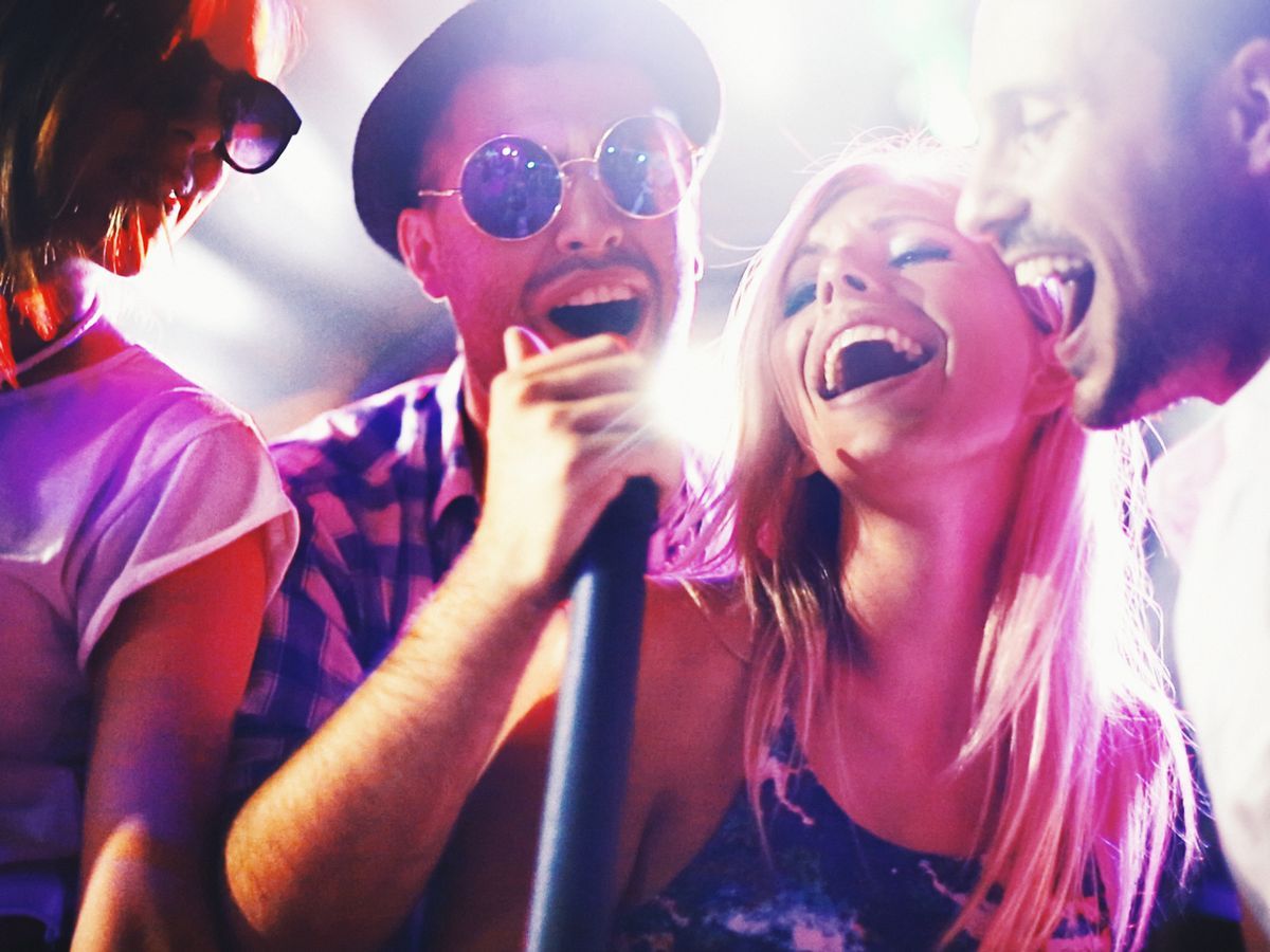 Іспанський бар заборонив виконувати відому пісню в караоке, і ось чому