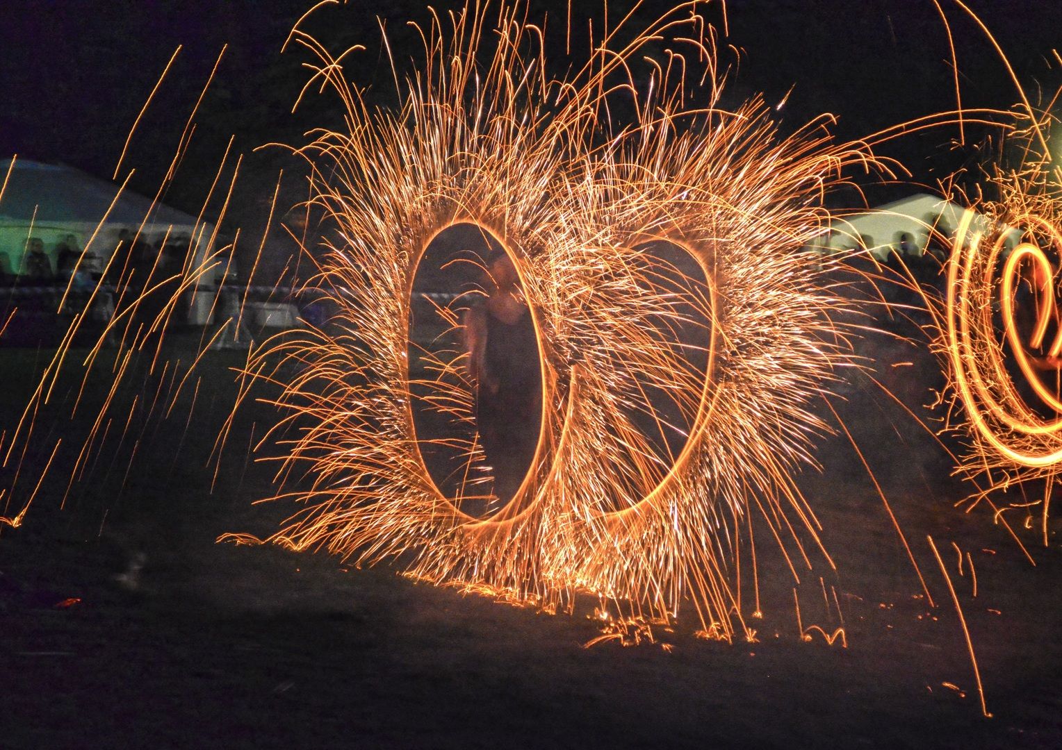 Такого ви ще не бачили: вражаюче справжнє вогняне шоу (відео)