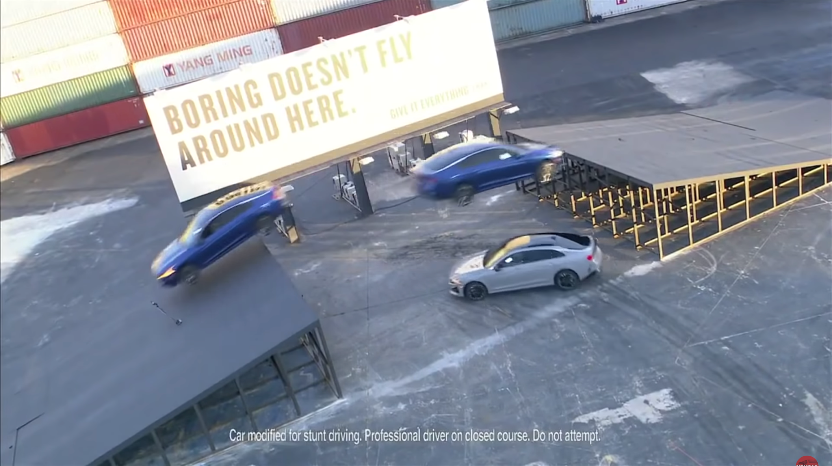 Дивіться, як Kia K5 стрибають через 10-метровий трамплін для нової реклами: ефектне відео