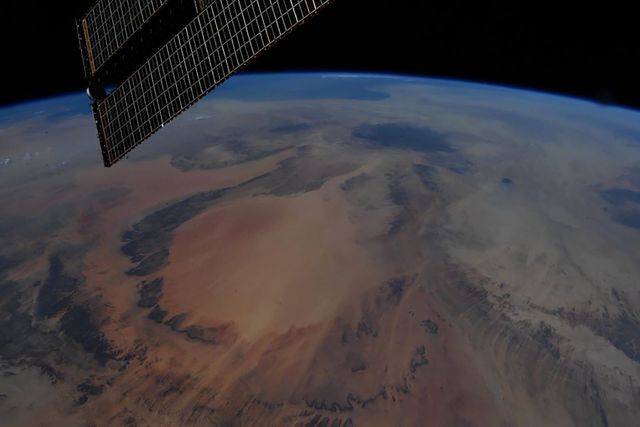 У NASA показали найзахопливіші фото, які зробили під час історичної місії SpaceX - фото 419091