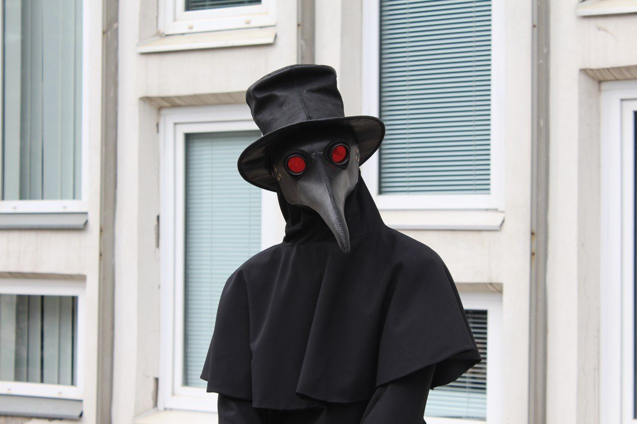 Дихати у масці чумного лікаря просто неможливо - фото 1