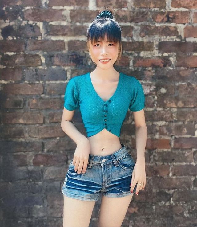 Мережу підкорила дівчина з аномально тонкою талією - фото 419216