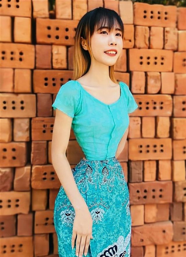 Мережу підкорила дівчина з аномально тонкою талією - фото 419217