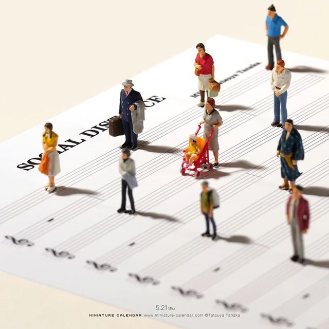 Мініатюрний календар: мисткиня створює круті композиції з коронавірусних атрибутів - фото 419219