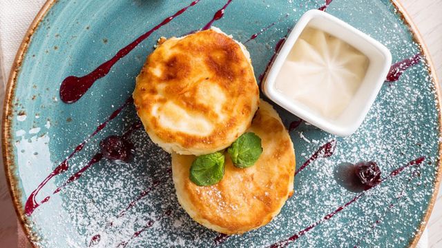 Як приготувати ідеальні сирники: виходить дуже смачно - фото 419236