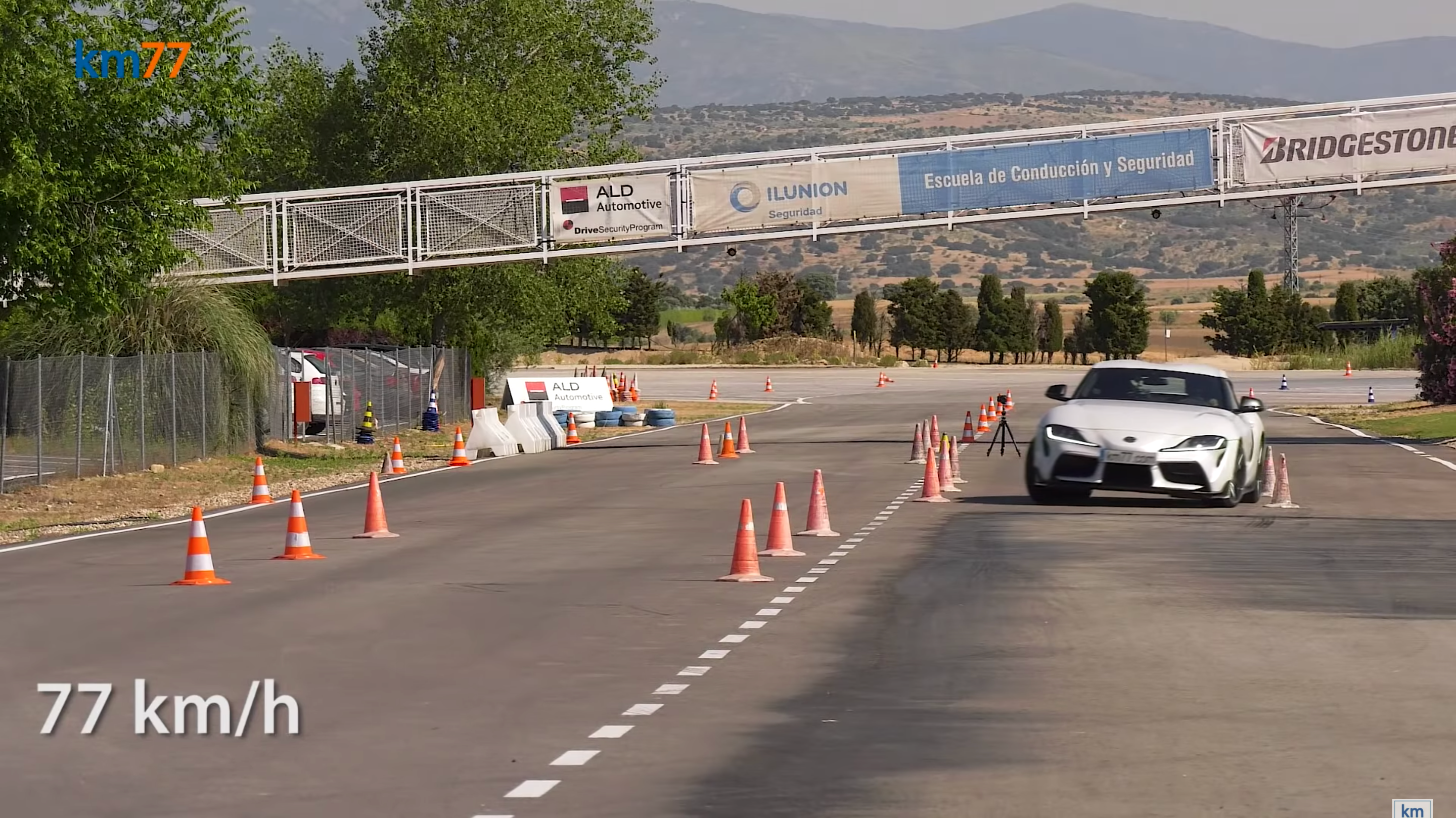 Дивіться, як Toyota Supra проходить "лосячий" тест: ефектне відео