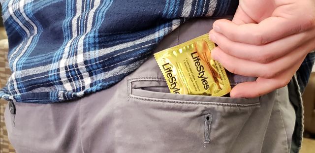 У вас завжди має бути з собою презерватив - фото 419276