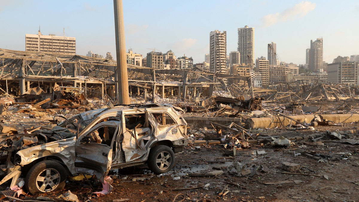 Потужний вибух стався на складі петард у Бейруті - фото 1