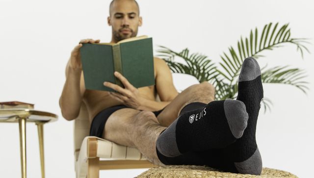 Розкидані шкарпетки означають, що чоловік почувається вдома - фото 419434