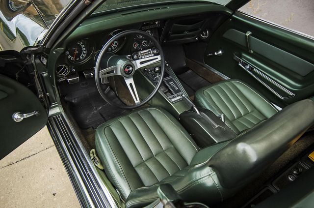 З молотка пустять 51-річний Chevrolet Corvette в ідеальному стані - фото 419454