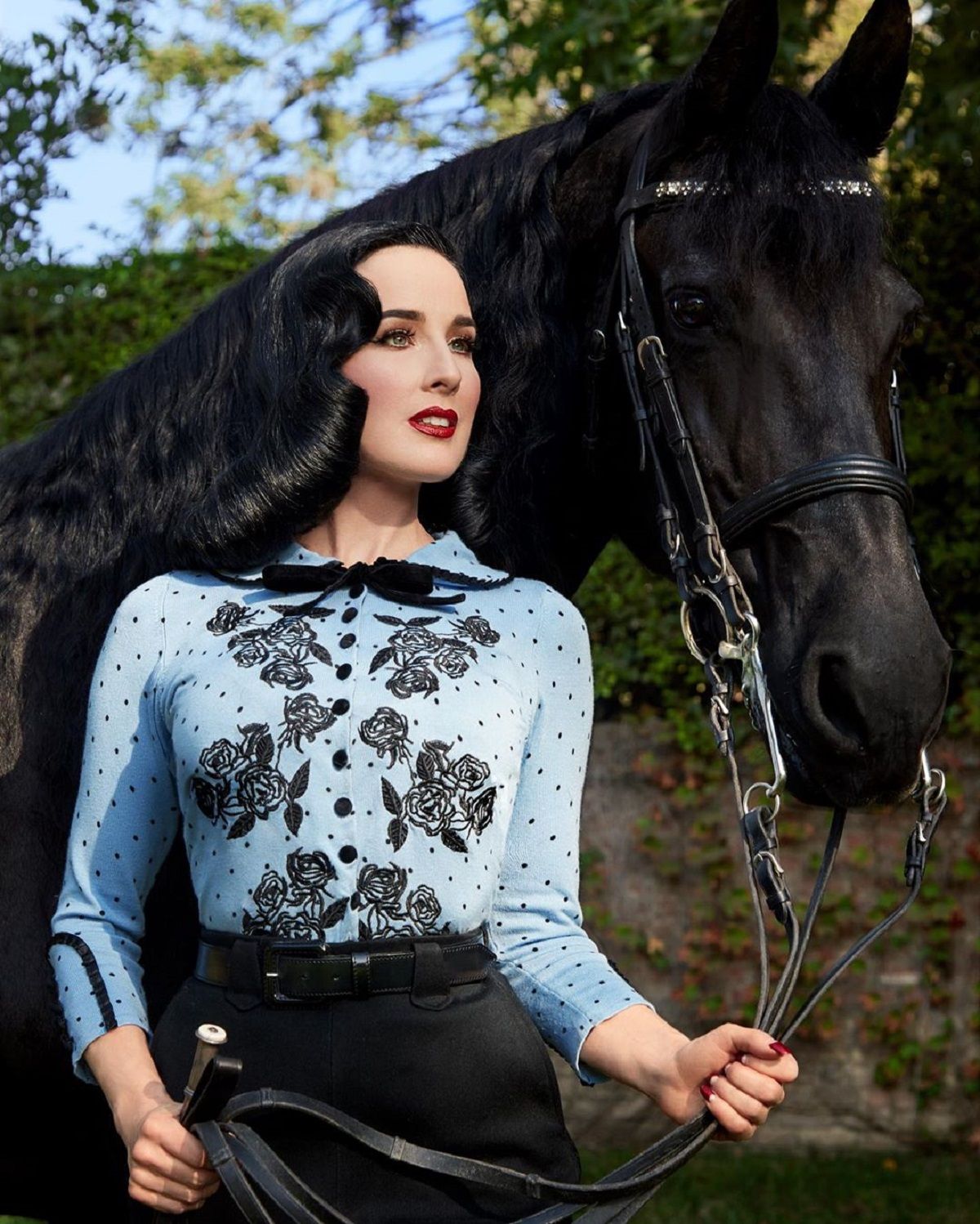 Зірки на грудях і прозорий корсет: Діта фон Тіз розбурхала новим відео (18+)