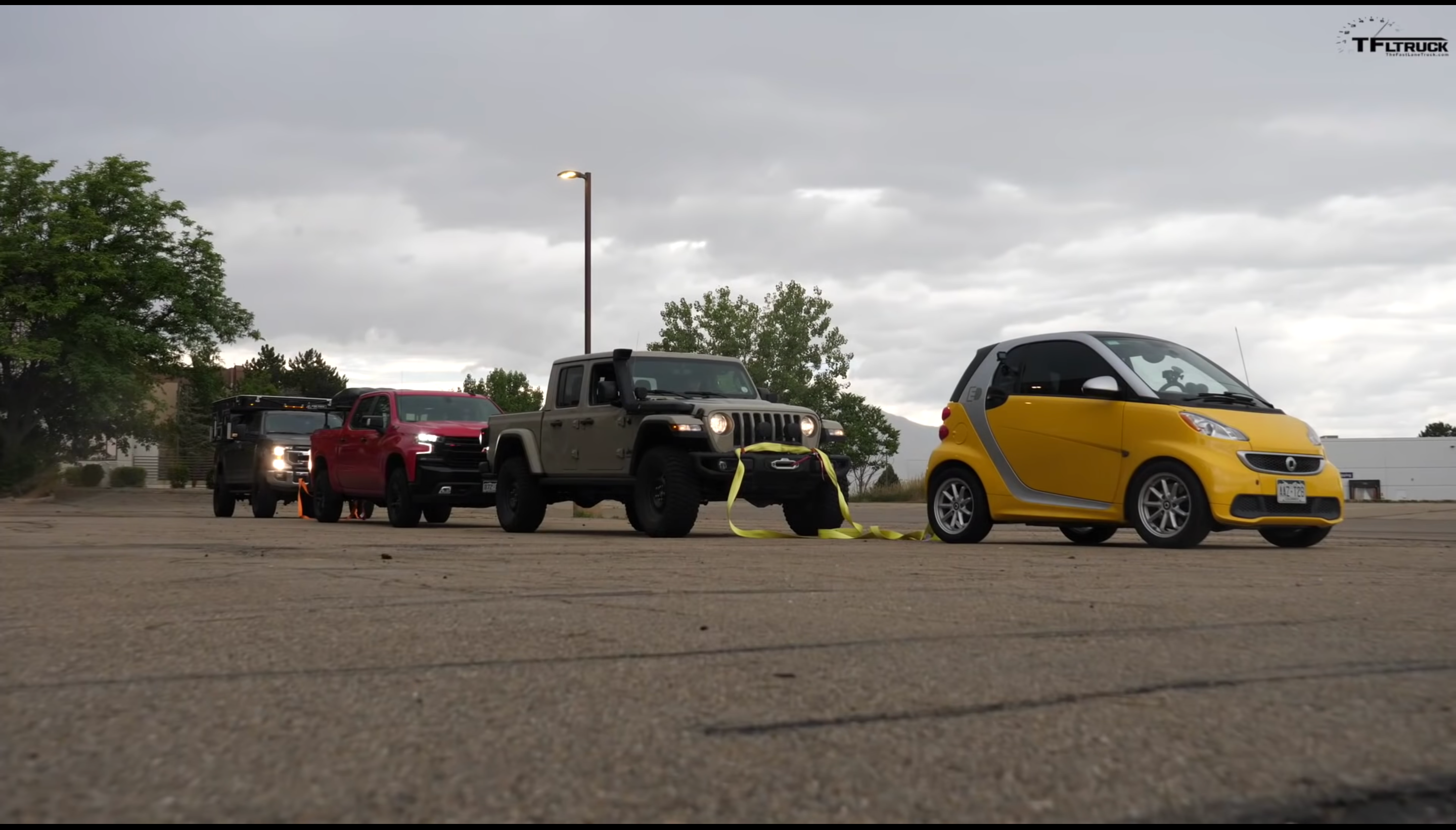 Маленький, але сильний: електричний Smart протягнув на тросі три пікапи