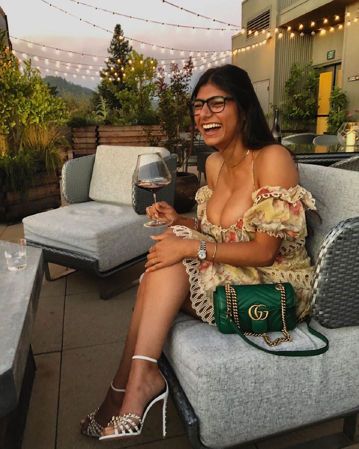 Міа Халіфа продає свої окуляри з порнороликів - фото 1